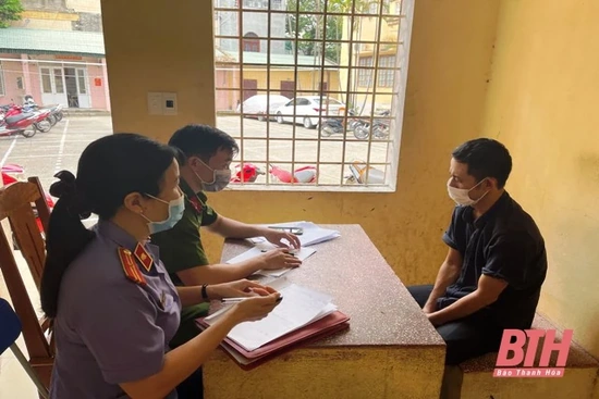 Bắt giữ 4 đối tượng tổ chức sử dụng trái phép ma túy tại nhà riêng giữa vùng tâm dịch