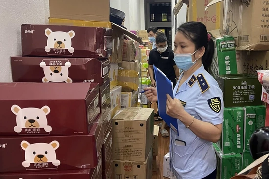 Bắt giữ gần 5 tấn bánh kẹo, thực phẩm  không rõ nguồn gốc xuất xứ