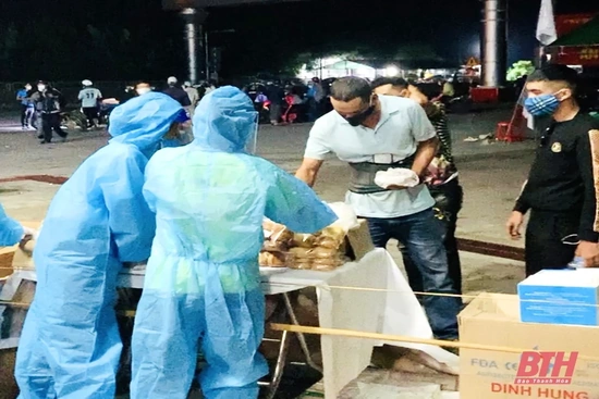 Hội CĐV bóng đá Đông Á Thanh Hóa tặng cơm cho đồng bào trở về từ các tỉnh, thành phía Nam