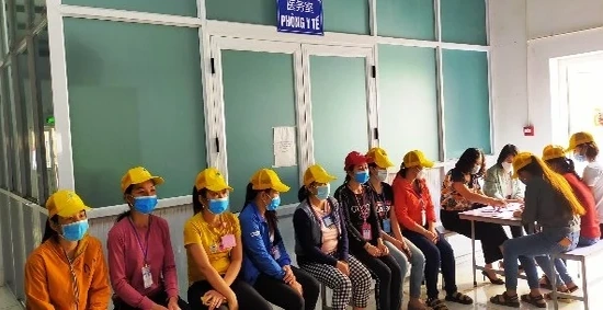 Tư vấn, khám chuyên khoa cho nữ đoàn viên, công nhân lao động Công ty TNHH Giầy A kalia  Việt Nam