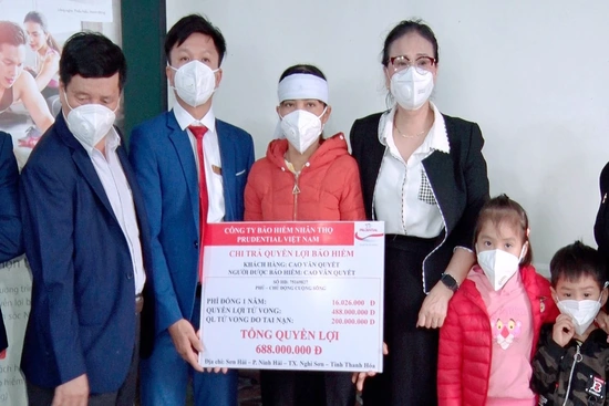 Một khách hàng ở Thanh Hóa được Prudential chi trả bảo hiểm gần 700 triệu đồng