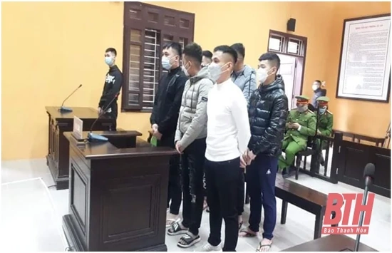 Xét xử nhóm thanh niên ném chất bẩn vào nhà dân
