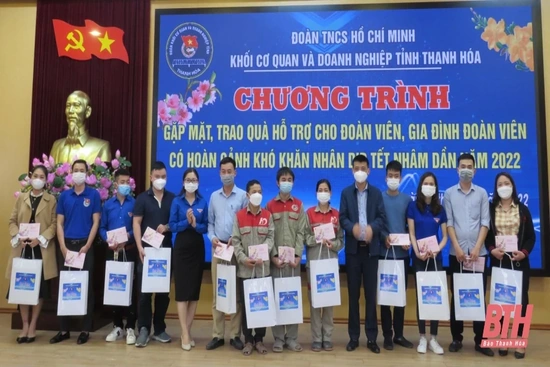 Trao quà  hỗ trợ  đoàn viên, gia đình đoàn viên có hoàn cảnh khó khăn