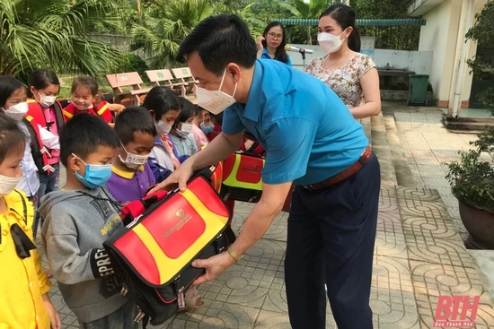Tặng cặp phao cứu sinh cho học sinh có hoàn cảnh khó khăn