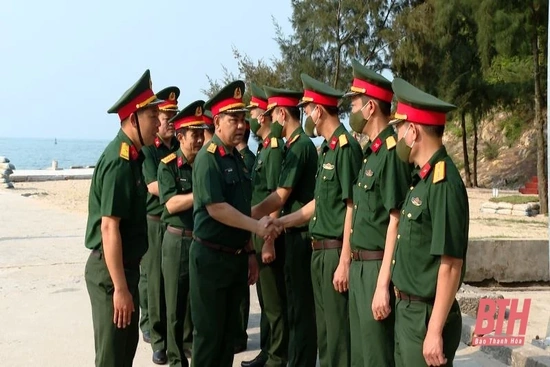 Đoàn công tác của Quân khu 4 kiểm tra tại Tiểu đoàn hỗn hợp Đảo Hòn Mê
