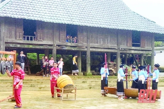 Bản Vịn - vịn vào Đảng, vào dân