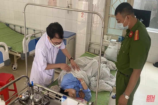 Tuần tra lúc nửa đêm, Công an kịp thời cứu người trôi dạt trên biển