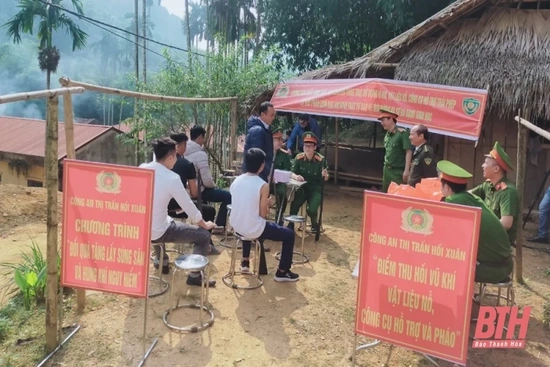 “Đổi quà lấy súng và công cụ nguy hiểm” - cách làm hay ở thị trấn Hồi Xuân