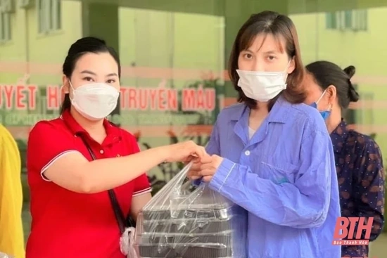 Ấm lòng những bữa cơm 
