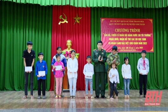 Cán bộ, chiến sĩ LLVT tỉnh Thanh Hoá cùng nâng bước em đến trường