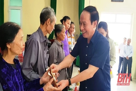 Phó Chủ tịch - Tổng Thư ký Ủy ban Trung ương MTTQ Việt Nam tặng  quà Tết cho hộ nghèo tỉnh Thanh Hóa