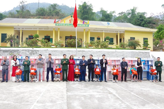 Tết ấm với đồng bào các dân tộc xã Trung Lý