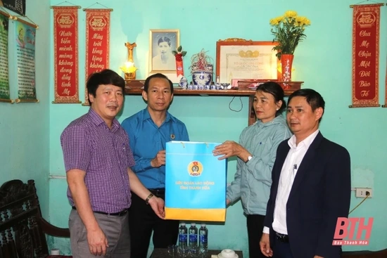 Tặng quà cho gia đình các liệt sĩ hy sinh tại đảo Gạc Ma