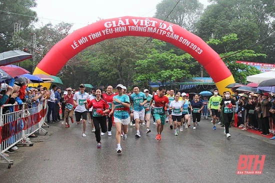 Độc đáo và hấp dẫn  Giải Việt dã Lễ hội tình yêu - Hòn Trống Mái Sầm Sơn 2023