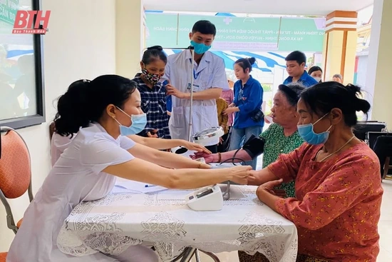Khám, tư vấn và cấp phát thuốc miễn phí cho đối tượng chính sách