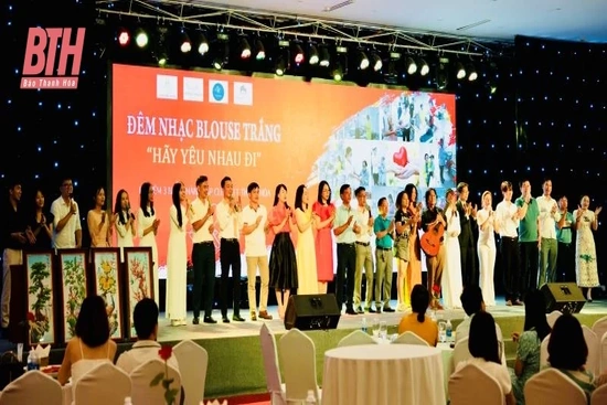 Đêm nhạc Blouse trắng gây Quỹ “Dĩa cơm trên tường”