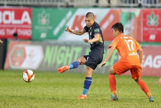 Cầu thủ gốc Thanh Hóa tỏa sáng giúp HAGL thắng trận thứ 3 liên tiếp; Man Utd chiêu mộ Hojlund với giá 83 triệu USD