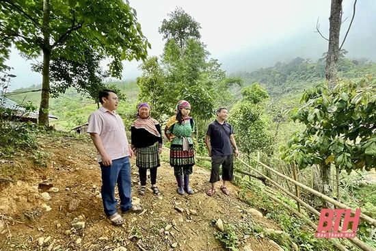 Người cán bộ dân tộc Mông hết lòng vì dân bản