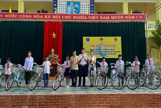 Nhiều phần quà ý nghĩa đến với trẻ em có hoàn cảnh đặc biệt, khó khăn huyện Cẩm Thủy
