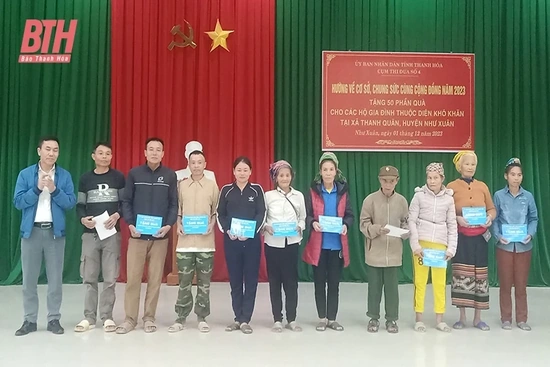 Cụm thi đua số 4 tỉnh tặng quà cho các hộ có hoàn cảnh khó khăn tại 2 xã Thanh Sơn và Thanh Quân