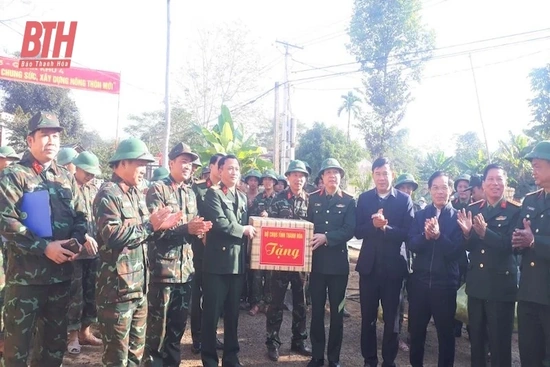 Thăm, động viên đơn vị hành quân dã ngoại làm công tác dân vận tại xã Thành Mỹ