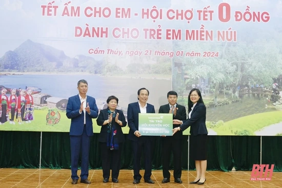 Mang Tết ấm yêu thương  đến với trẻ em dân tộc thiểu số
