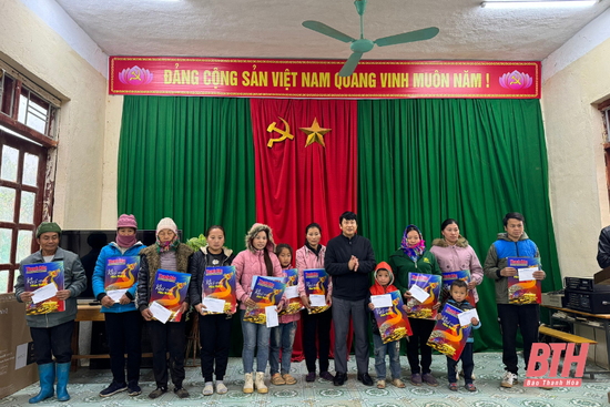 Quỹ Tấm lòng vàng Báo Thanh Hoá trao quà cho đồng bào link m88 Mông  tại huyện Quan Sơn