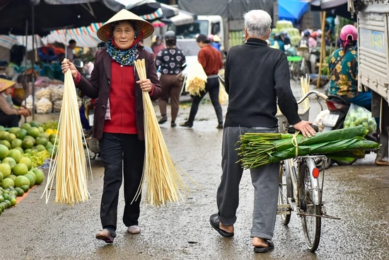 Lá dong, lạt giang gói bánh chưng về phố