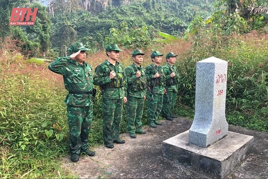 Dệt mùa xuân nơi biên giới