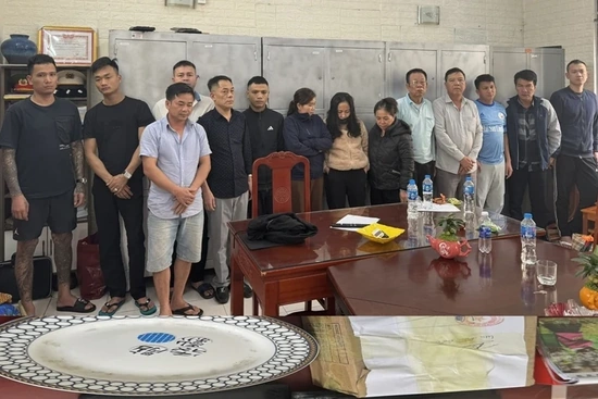 Bắt 14 đối tượng đánh bạc, thu giữ 135 triệu đồng