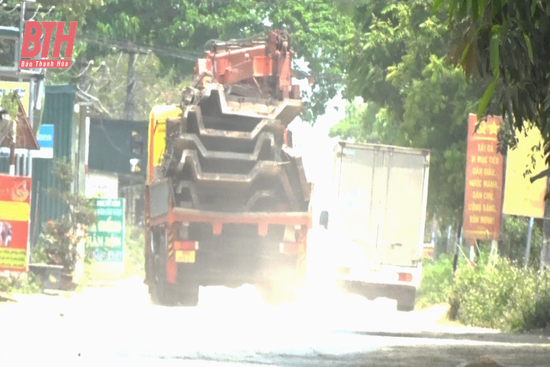 Người dân bức xúc vì xe chở đất chạy cả ngày lẫn đêm qua khu dân cư