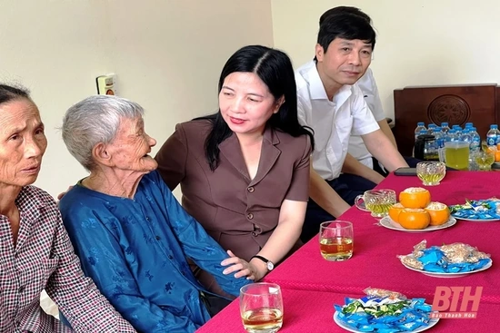 Bàn giao nhà cho hộ nghèo bảo trợ xã hội khó khăn về nhà ở tại xã Đông Hòa (Đông Sơn)
