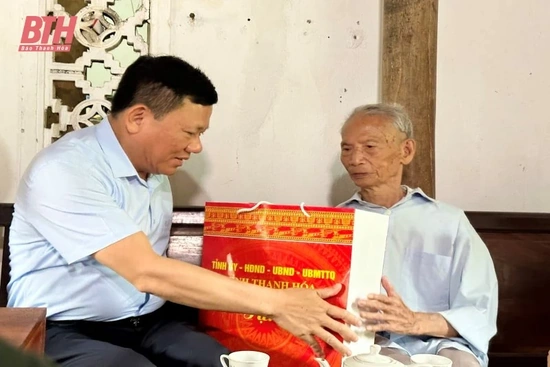 Phó Chủ tịch Thường trực UBND tỉnh Nguyễn Văn Thi thăm, tặng quà các gia đình chính sách tại huyện Hà Trung