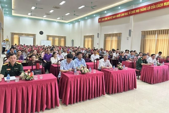 Tặng 100 suất quà tri ân các thân nhân gia đình liệt sĩ  