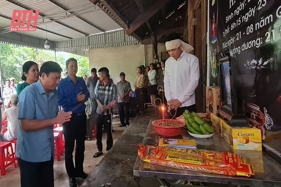 Thăm hỏi, động viên gia đình có người bị đuối nước do mưa lũ  tại huyện Như Xuân