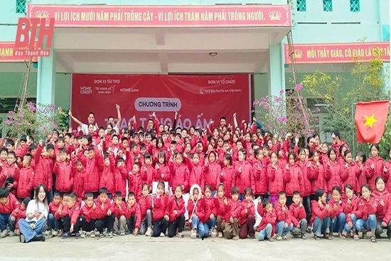 Trao 200 áo ấm và 200 suất quà nhu yếu phẩm cho trẻ em tại Mường Lát