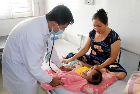“Đi từng ngõ, gõ từng nhà” để đảm bảo trẻ em được tiêm vaccine sởi