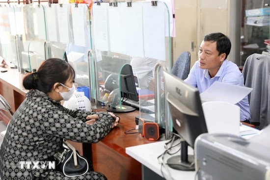 Cán bộ, viên chức được hỗ trợ đi lại khi công tác tại trung tâm hành chính mới?