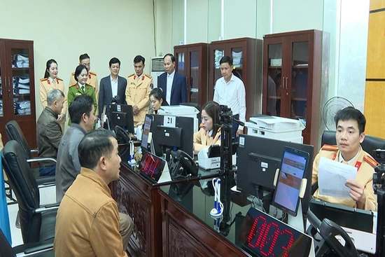 Từ 1/4, tiếp nhận hồ sơ cấp đổi, cấp lại Giấy phép lái xe tại 9 điểm công an cấp xã   