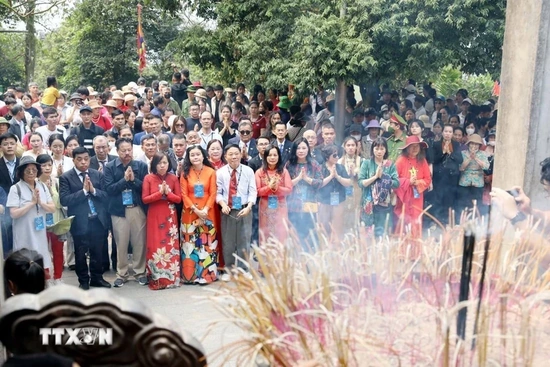 Đoàn kiều bào dâng hương nhân dịp Lễ Giỗ tổ Hùng Vương