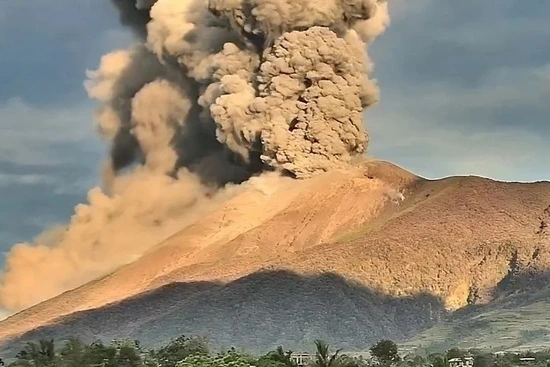 Núi lửa ở Philippines phun trào trở lại, tạo cột khói cao 4.000m