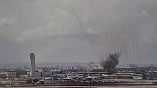 Israel cảnh báo trả đũa sau cuộc tấn công của Houthi vào sân bay