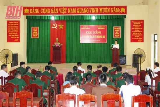 Khai giảng lớp bồi dưỡng tiếng Mông trên địa bàn biên giới
