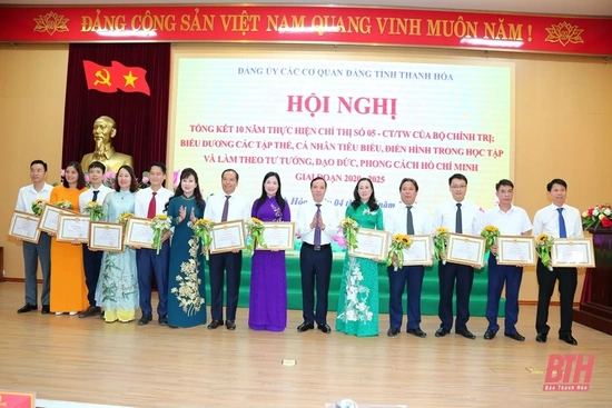 Gắn kết chặt chẽ việc học tập và làm theo tư tưởng, đạo đức, phong cách của Bác với các phong trào thi đua yêu nước trên tất cả các ngành, lĩnh vực