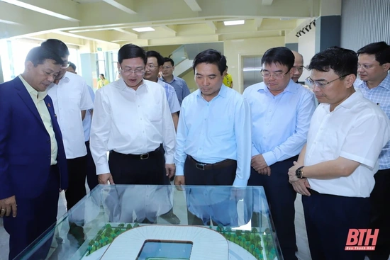 Bí thư Tỉnh ủy Nguyễn Doãn Anh kiểm tra tình hình sản xuất tại Nhà máy Cơ khí công nghệ cao Nghi Sơn và Công ty Xi măng Nghi Sơn