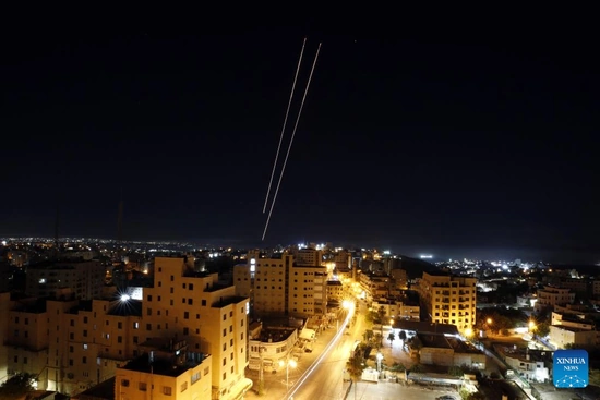 Iran và Israel đối đầu dữ dội trên không: Tehran sử dụng tên lửa siêu vượt âm Fattah-1, tên lửa đạn đạo Sejjil-2