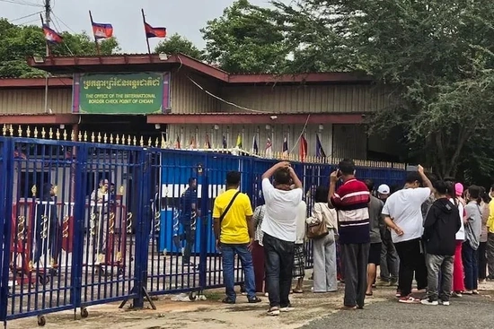 Quân đội Thái Lan ra lệnh đóng cửa biên giới trên bộ và trên biển  với Campuchia