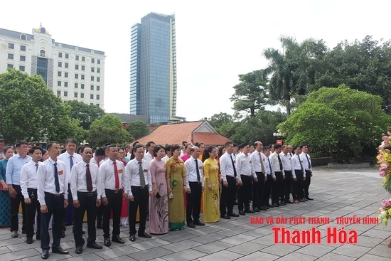Đoàn đại biểu Sở Văn hóa, Thể thao và Du lịch dâng hương tưởng niệm Chủ tịch Hồ Chí Minh