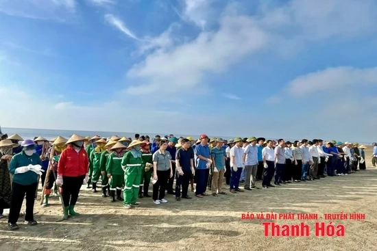 Phường Nam Sầm Sơn đồng loạt ra quân dọn vệ sinh môi trường biển