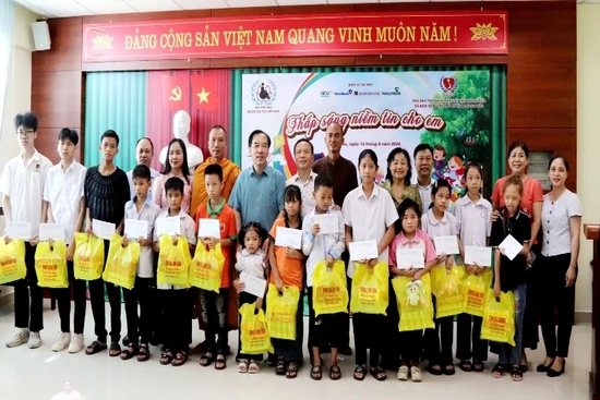 Trao quà cho 100 trẻ em khuyết tật, mồ côi tại Thanh Hóa